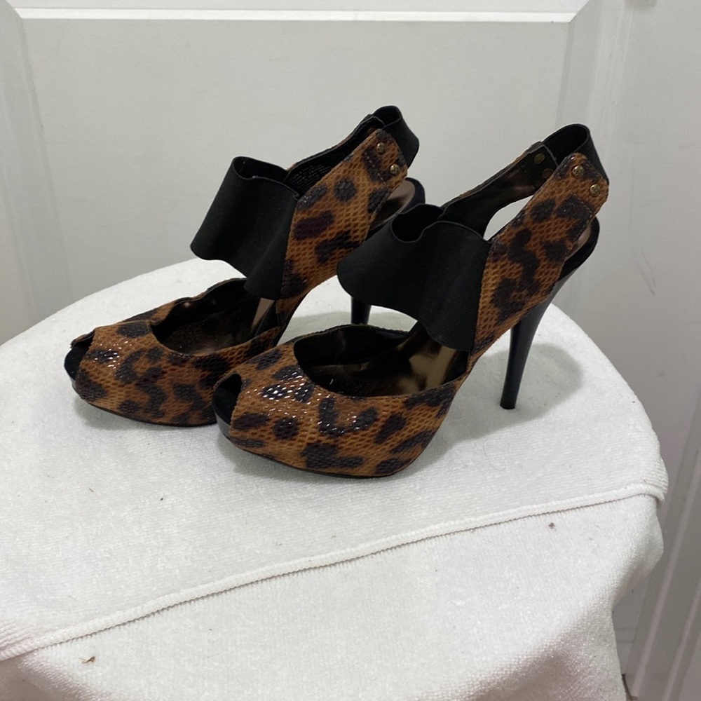 Vera Wang animal print/snake texture platform heels